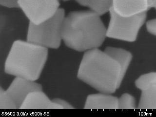 開発に成功した十面体酸化チタンの電子顕微鏡写真