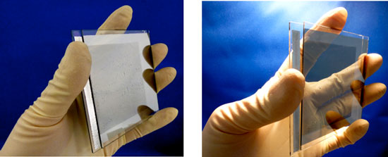 開発した調光ミラーデバイスの外観の変化(左：鏡状態、右：透明状態)