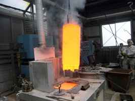 上島熱処理工業所「難易度の高い大型製品の熱処理作業のようす」