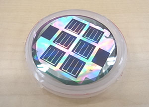 ハニカムテクスチャ構造の基板上に形成した微結晶シリコン太陽電池（直径5 cm）