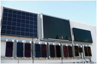 壁面設置を想定した既存太陽電池との比較検証試験 （シャープ葛城工場・南壁面設置。下側に設置しているものが色素増感太陽電池で、上側に設置しているものは比較用の既存太陽電池）