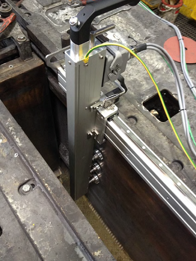 鋳型の長片に取り付けた熱電対の機能を計測する熱電対自動検査システムの加熱アーム。