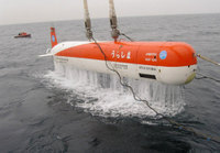 提供：JAMSTEC。写真は、自律型無人探査機と同じ原理の深海巡航探査機「うらしま」